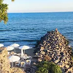 Sun Wave Near The Sea דירה